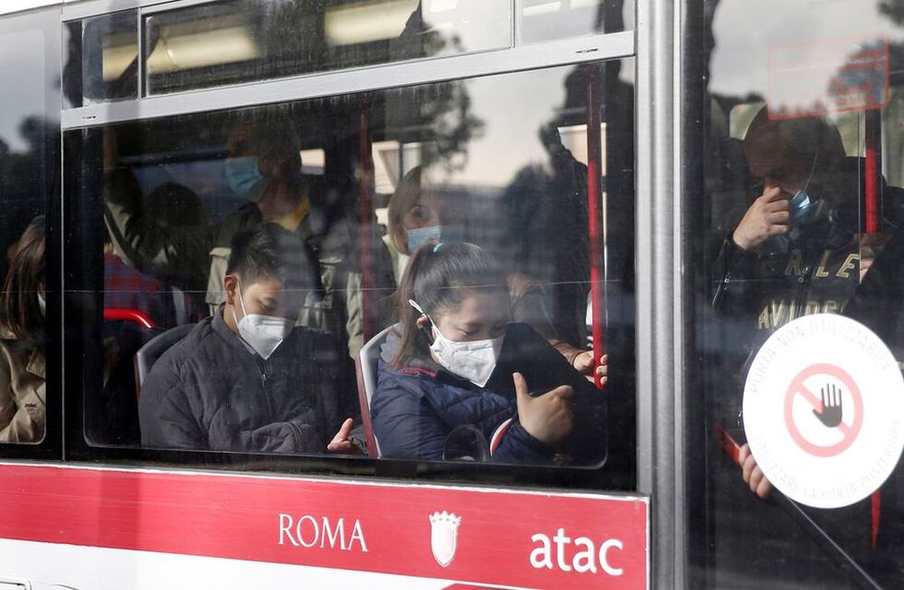Transporte público en Italia, donde la mayoría de los pasajeros lleva barbijo. (AP)