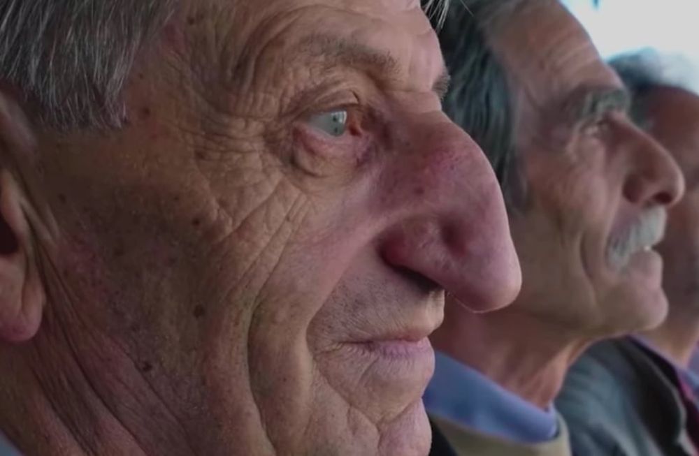 El soneto de Quevedo, burla absoluta a un hombre narigón: “Érase un hombre a una nariz pegado, /érase una nariz superlativa, / érase una nariz sayón y escriba, / érase un pez espada muy barbado. [...]