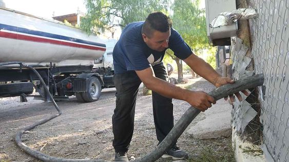 Construirán un acueducto para abastecer de agua potable a los barrios ubicados en la zona de El Challao. Vecinos de la zona contratan camiones para tener agua. Foto: José Gutierrez / Los Andes