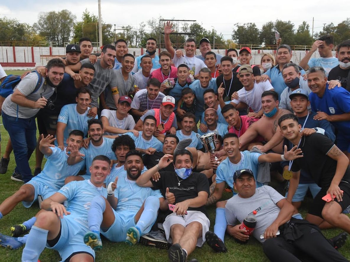 La alegría es solo gutierrina. En la final de la Liga Mendocina, Gutiérrez goleó por 5 a 2 a Andes Talleres y se consagró campeón. / Nicolás Ríos.