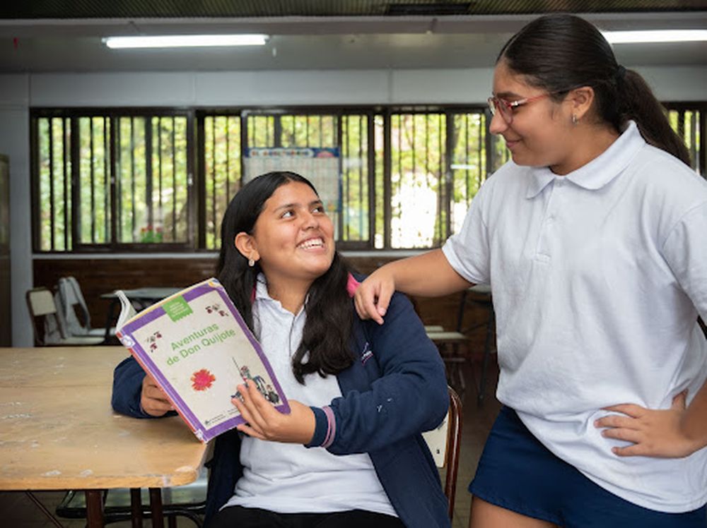 La Dirección General de Escuelas (DGE) decidió convertir abril en el mes de la lectura en voz alta, una apuesta que combina calendario internacional, estrategia pedagógica y la intención de reinstalar la palabra compartida como motor del aprendizaje.