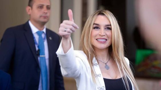 El look sastrero en blanco y negro que eligió Fátima Florez para la asunción de Javier Milei