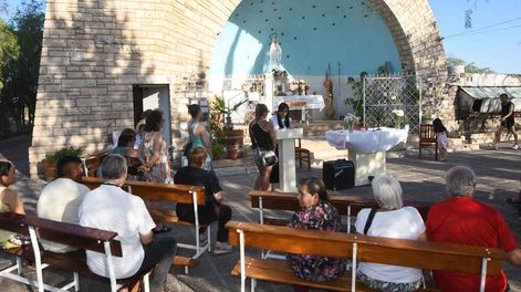 Los Andes | Lugares Mendocinos, santuario de la Virgen de Lourdes en Perdriel Luján de Cuyo.Santuario donde se junta gran cantidad de fieles a la hora de la misaFoto:José Gutierrez / Los Andes