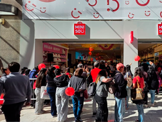 Multitud y acampe por la apertura de Miniso en Buenos Aires. Multitud y acampe por la apertura de Miniso en Buenos Aires.
