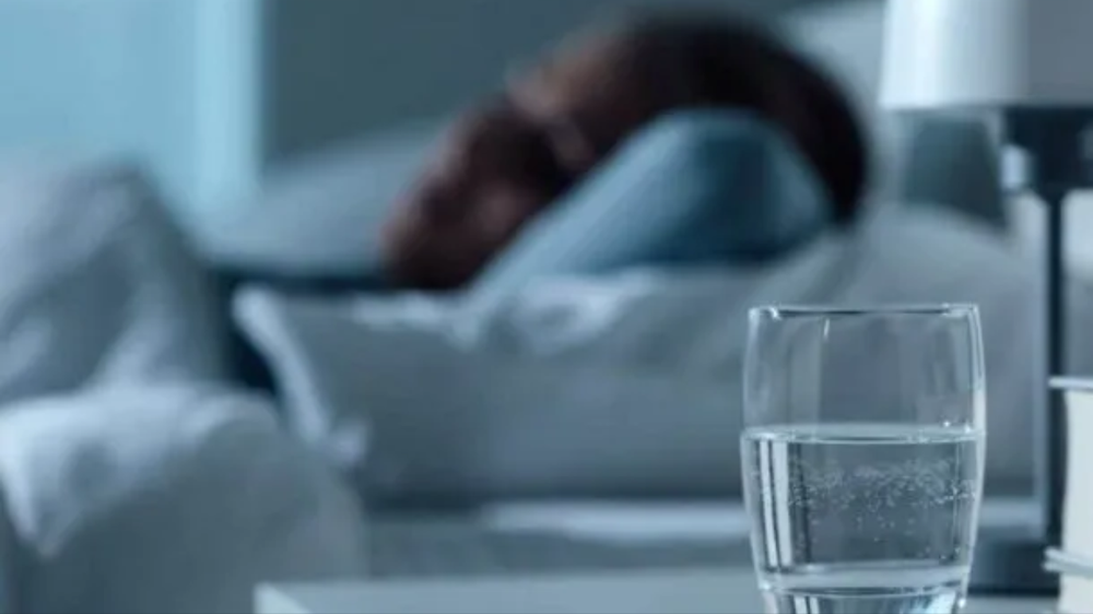 ¿Tomás agua antes de dormir? Descubrí por qué deberías evitar este hábito.