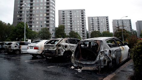 Terror en Suecia: un grupo de enmascarados incendió 80 autos durante la noche
