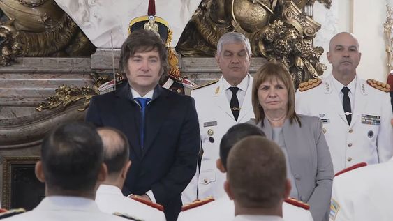 La presidenta del bloque de La Libertad Avanza en el Senado, Patricia Bullrich, junto al presidente Javier Milei.