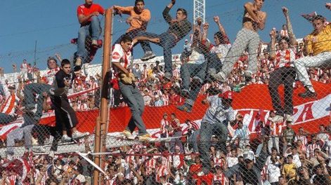 ¡Su primer amor!: La foto viral de Wanchope Abila colgado del alambrado por Instituto