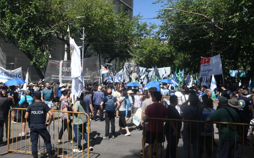 Multitudinaria manifestación en Mendoza contra la reforma laboral