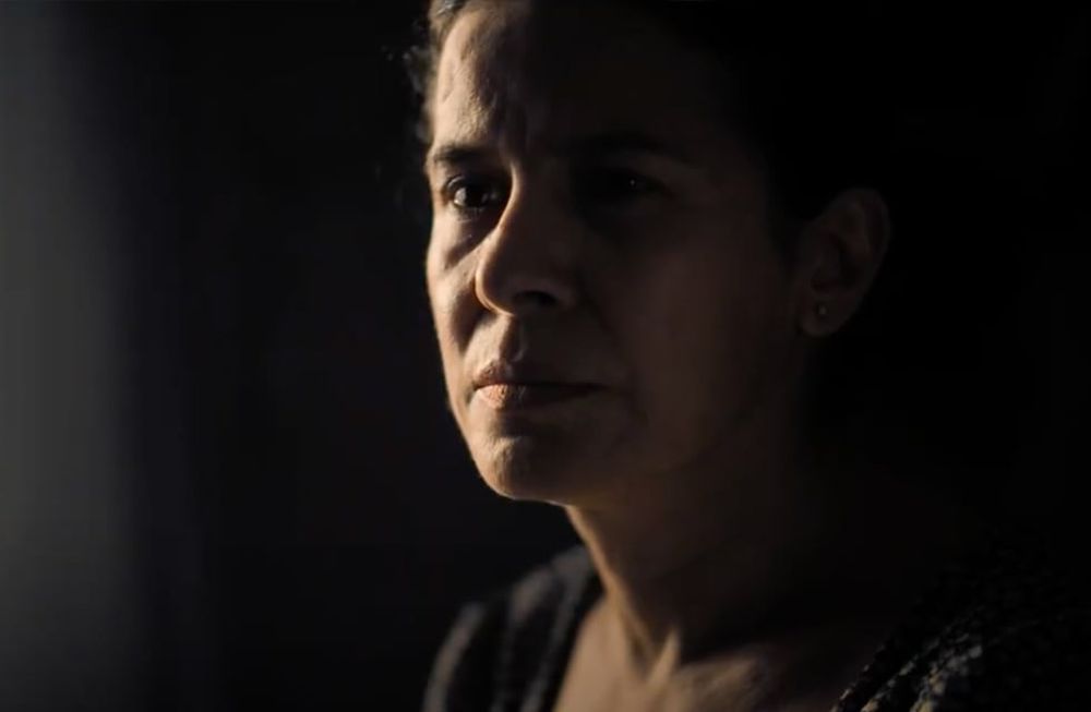 La civil cuenta la historia real de una madre que, tras el secuestro de su hija, seguira uno a uno a los responsables de su desaparición, llevándola a su fin.