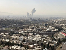 Una columna de humo emerge del centro de Teherán tras un ataque israelí este sábado. Una columna de humo emerge del centro de Teherán tras un ataque israelí este sábado.