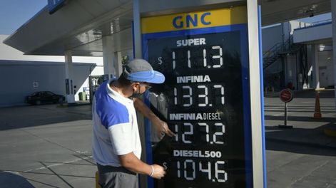 YPF aumentó por segunda vez en 2022 los precios de los combustibles (Orlando Pelichotti / Los Andes)