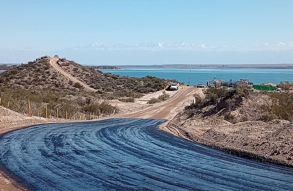 En octubre del año pasado, Vialidad asfaltó la calle del Perilago que corresponde al departamento de Rivadavia. Ahora, los lujaninos reclaman mejoras en la margen Norte del lago.