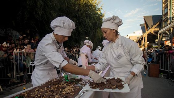 En Bariloche elaboraron la barra de chocolate más larga del mundo y causaron furor entre los turistas. / Foto: Gentileza / Diario Río Negro