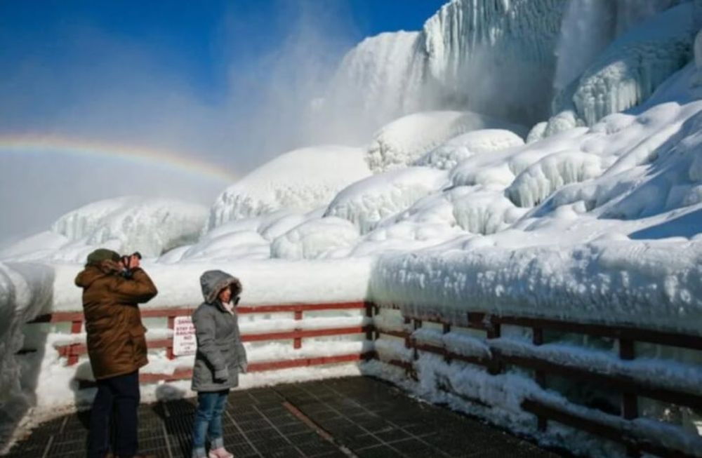 La ola de frío congeló parte del salto y brindó un panorama único para los visitantes.