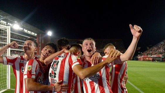 Estudiantes metió un gran triunfo ante Vélez. (Fotobaires).