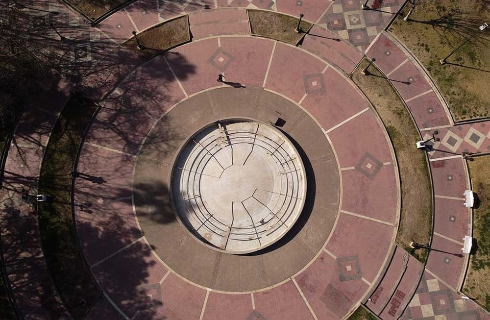 La fuente de la plaza Pedro del Castillo en el Área Fundacional. Debajo de la misma se encuentran dos antiguas fuentes de la época colonial