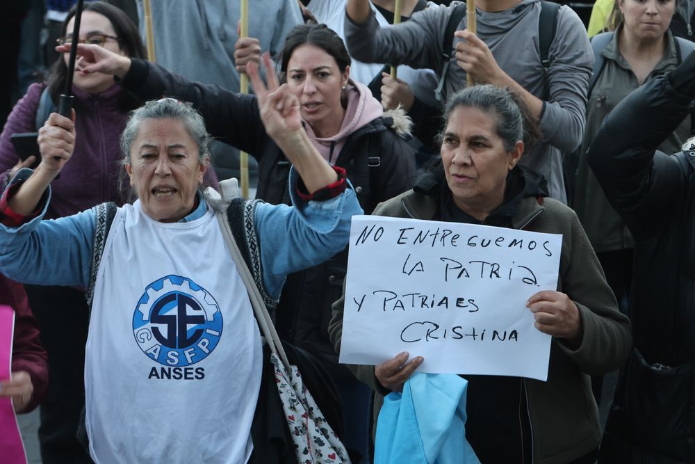 Militantes peronistas se manifestaron en Tribunales Federales de Mendoza para protestar contra el fallo de la Corte Suprema que ratificó la condena a Cristina Kirchner por corrupción en la causa Vialidad. 