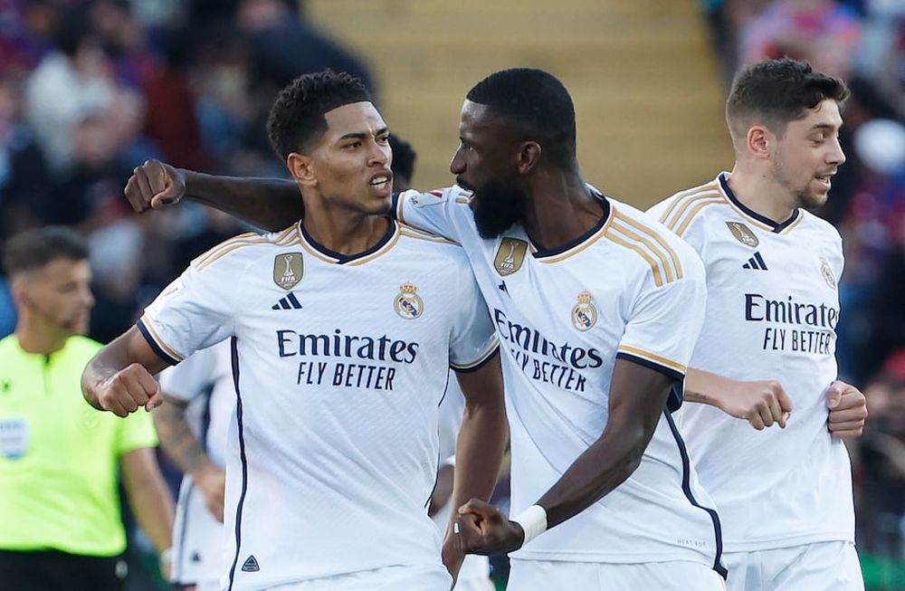Jude Bellingham del Real Madrid celebra con su compañero Antonio Rudiger tras anotar el primer gol de su equipo en la victoria en el clásico ante el Barcelona. / Gentileza.