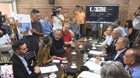 Los Andes | El Ministro de  Seguridad de la provincia de Mendoza Raúl Levrino junto a  Marcelo Calipo Director General de la Policía de Mendoza en una reunión en la sala de comisiones de Diputados de MendozaFamiliares de Martín Salzmann  interrumpen al Ministro Levr