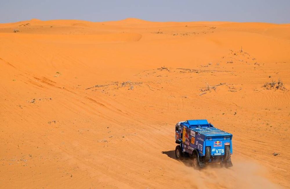 Anton Shibalov se llevó la victoria en la octava etapa del Dakar 2021 entre los camiones. Andrey Karginov y Dmitry Sotnikov lo escoltaron.