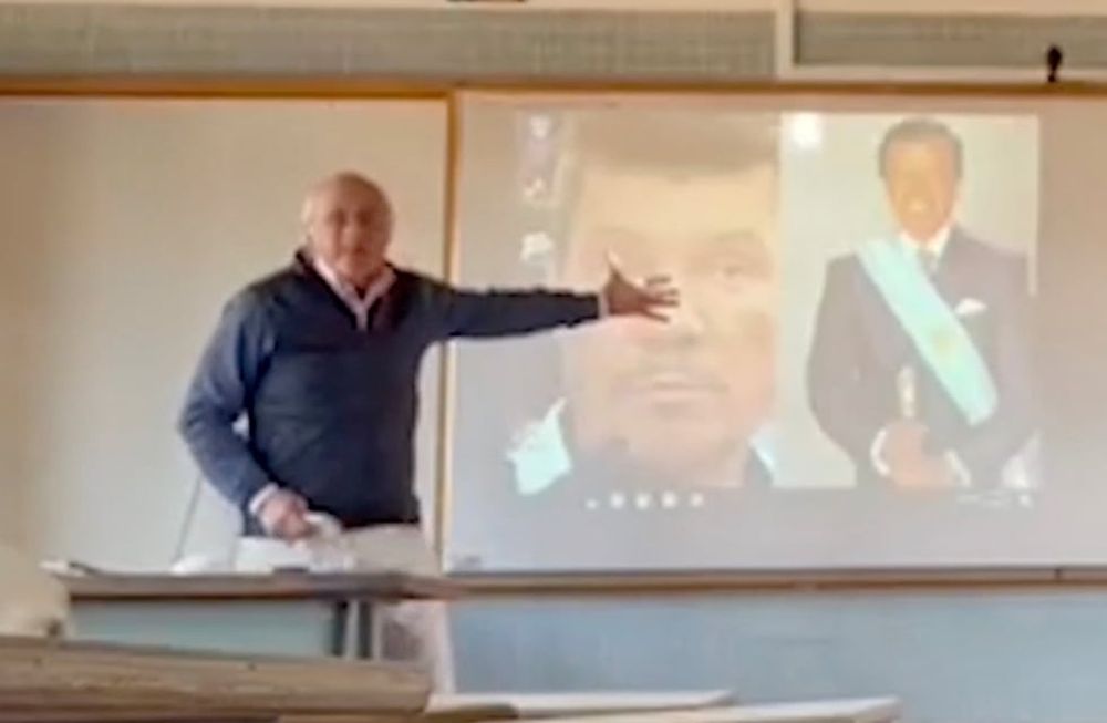 Un docente mostró su indignación al hablar sobre el ex presidente Carlos Menem y el conductor Marcelo Tinelli ante sus alumnos en una escuela de Mendoza.