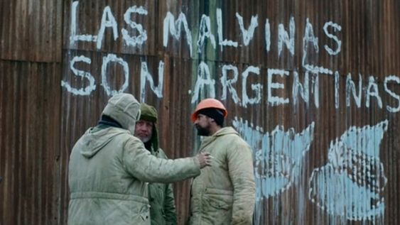 En el episodio 4 de la cuarta temporada de The Crown, se muestra a los operarios que izaron la bandera argentina en las islas Georgias del Sur, y que fueron detenidos. Esto aceleró el desembarco argentino y la recuperación.
