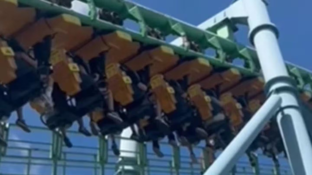 Pánico en el Parque de la Costa: se rompió una montaña rusa y más de 20 personas quedaron suspendidas