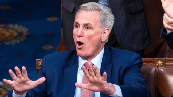 Kevin McCarthy, congresista republicano y líder de su bloque, no consigue que 20 de sus representantes lo voten para presidir la Cámara Baja.