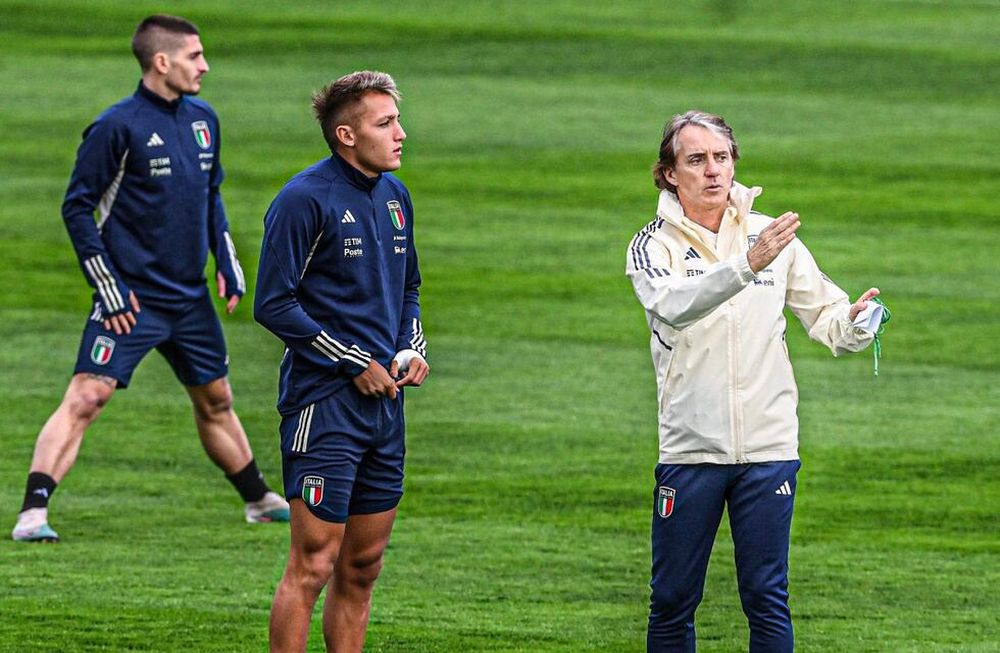 Mateo Retegui junto a Mancini, quien muy conforme con el delantero (Azzurra)