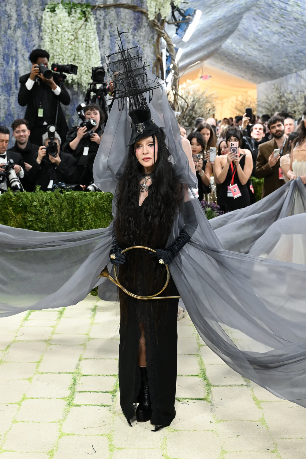 Madonna llegó a la Met Gala con un barco en la cabeza. Madonna llegó a la Met Gala con un barco en la cabeza.