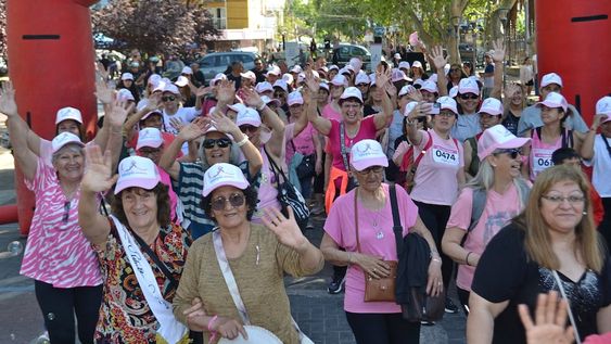Maipú: la “Caminata Rosa” convocó a mujeres de todo el departamento