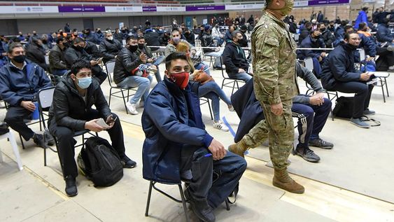 Lass vacunas que se están aplicando por ahora en el país (Sputnik V, AstraZeneca o Covishield y Sinopharm) requieren de un esquema de dos dosis. Foto: Orlando Pelichotti / Los Andes