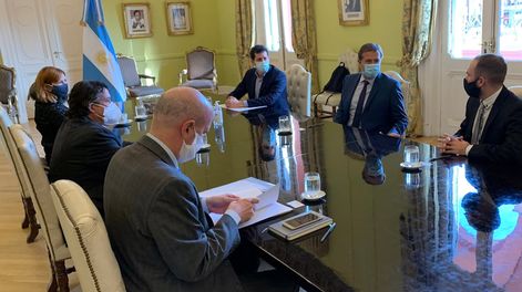 Los Andes | Acuerdo firmado. Suárez flanqueado por los ministros de Economía, Guzmán, y de Interior, De Pedro. Fue el 26 de junio pasado, cuando se firmó la asistencia para Mendoza.