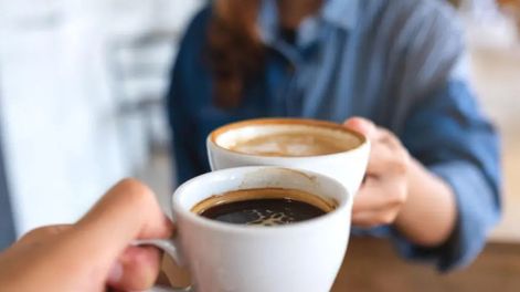 Italia: fueron a tomar un café, le cobraron un insólito extra en la cuenta y generó polémica en redes