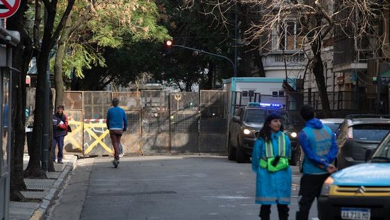 El domicilio de la vicepresidenta Cristina Fernández de Kirchner se encuentra vallado por la policía de la Ciudad, tras las quejas de los vecinos. - Gentileza / Corresponsalía