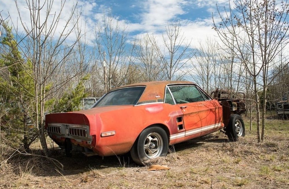 Tenía un Ford Mustang tirado en un descampado y no sabía que valía una fortuna