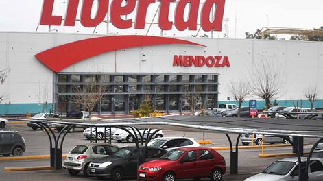 La cadena Hiper Libertad ya hizo recortes en las sucursales de San Juan y Misiones.