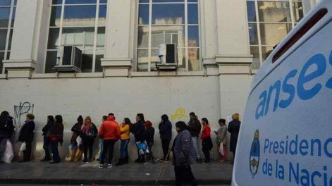 Los Andes | El manejo de los planes sociales se ha puesto en cuestionamiento al tiempo que se conocieron los datos de empleo en el país.