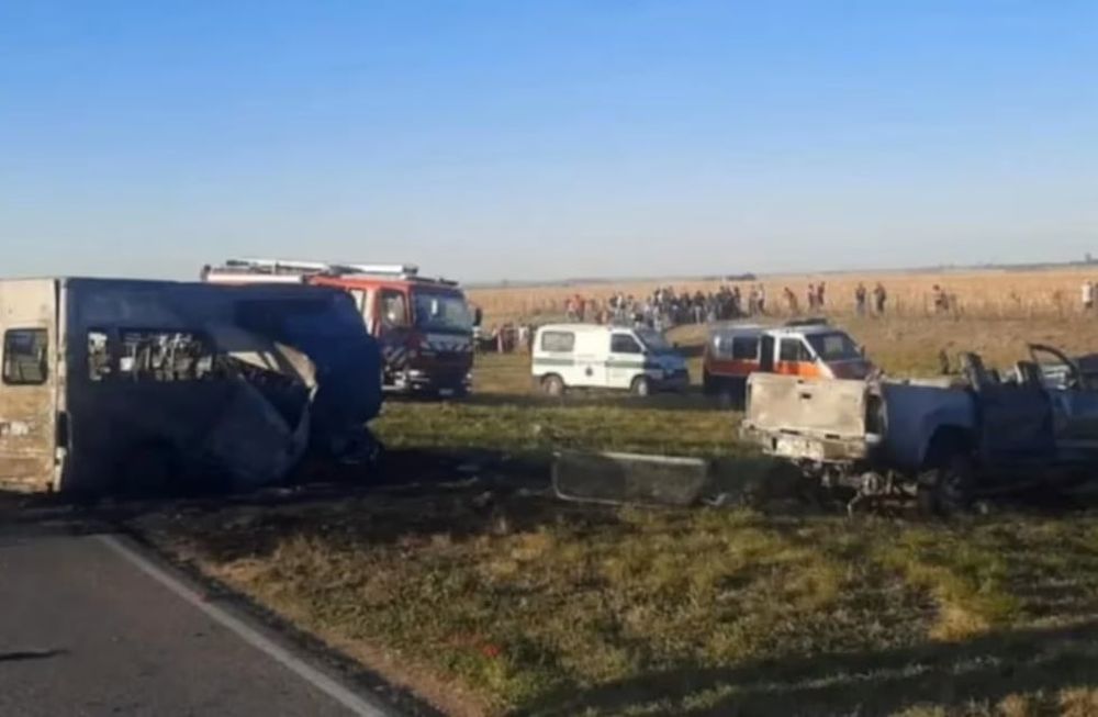 Trágico accidente en Córdoba: una combi que transportaba jugadores de fútbol chocó de frente y dejó cinco muertos. Gentileza Diario Río Tercero