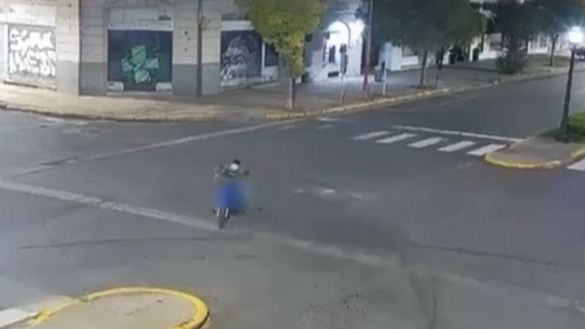 Un niño de 12 años robó una moto, huyó en contramano y casi lo atropellan: el video viral