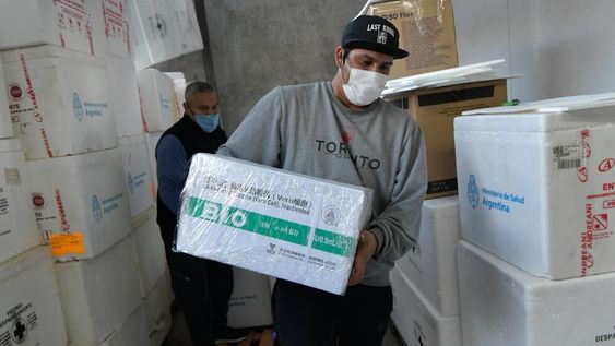 Este jueves arribaron al Vacunatorio Central un lote de vacunas Sinopharm y en los próximos días llegarán más. Foto: Orlando Pelichotti / Los Andes
