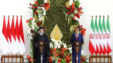 El presidente de Irán, Ebrahim Raisi y e presidente de Indonesia, Joko Widodo, reunidos hoy en Yakarta.