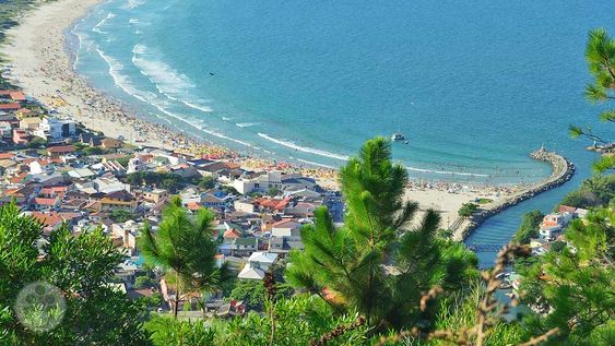 el bohemio pueblito de brasil con bares frente al mar: un lugar vibrante de musica, surf y puestas de sol