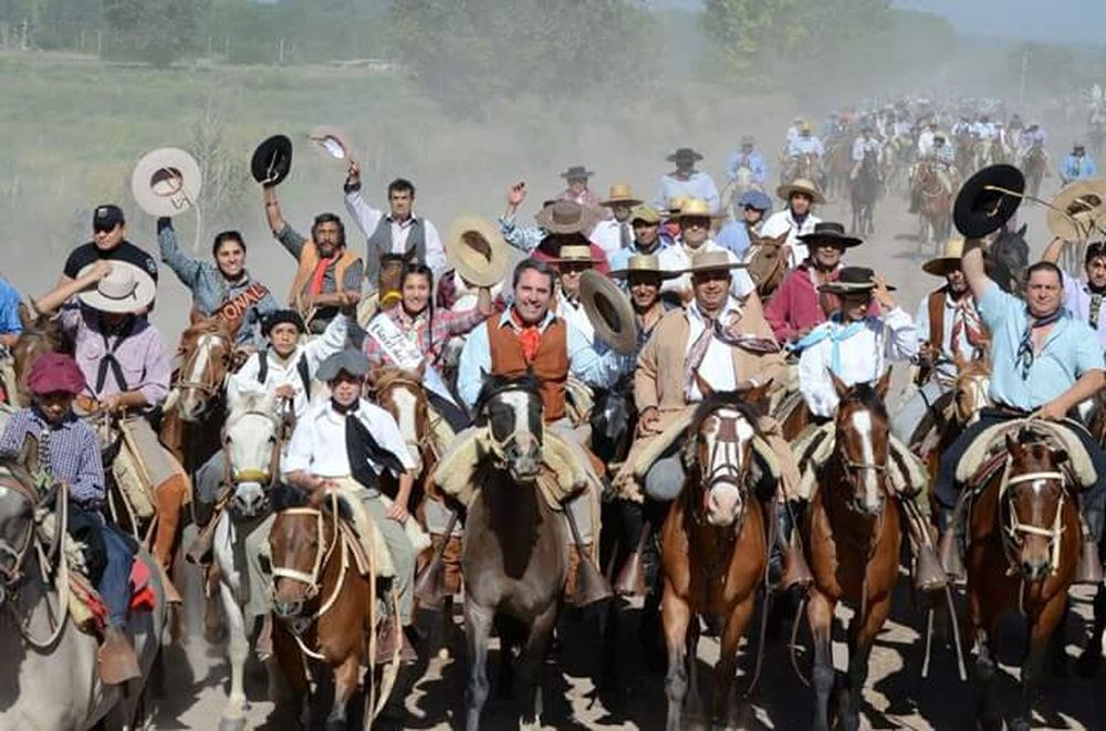 La actividad que se realiza todos los años tiene como costumbre cabalgar hasta el desierto ubicado en Las Huayquearías, precisamente al cerro donde florece el clavel del aire. 