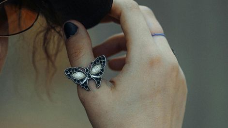 Anillo en dedo pulgar. Fuente: Canva