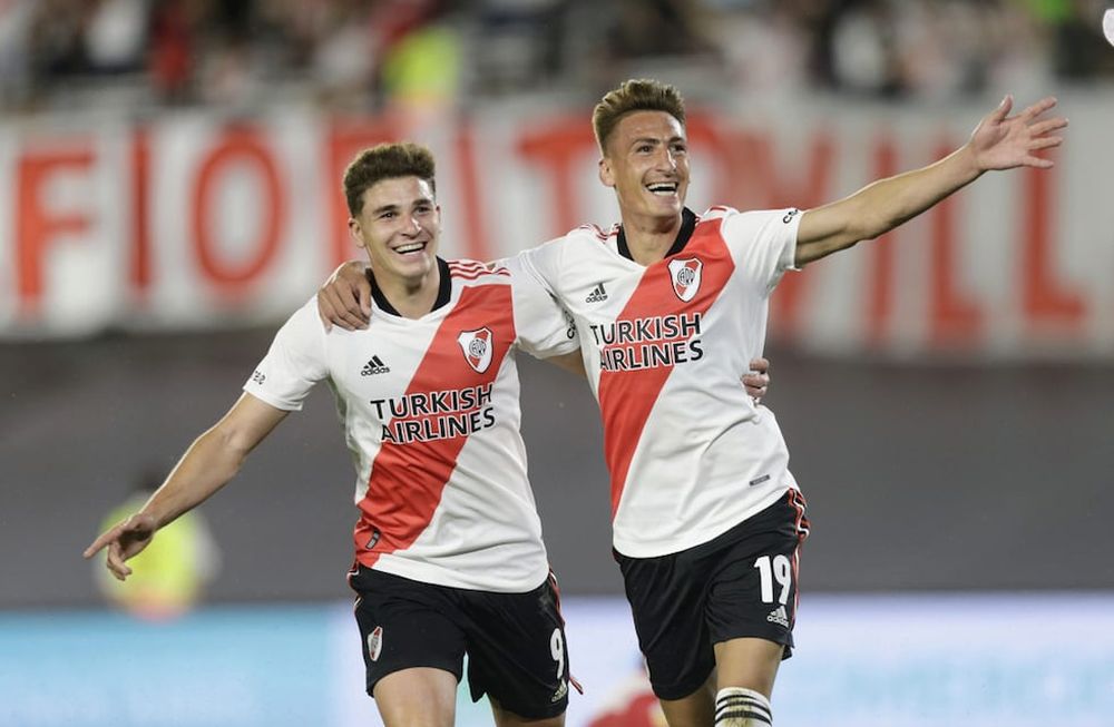 Los delanteros Julián Álvarez y Brian Romero fueron decisivos ante Argentinos Juniors en el partido de la Liga Profesional disputado en el estadio Monumental. (Fotobaires)
