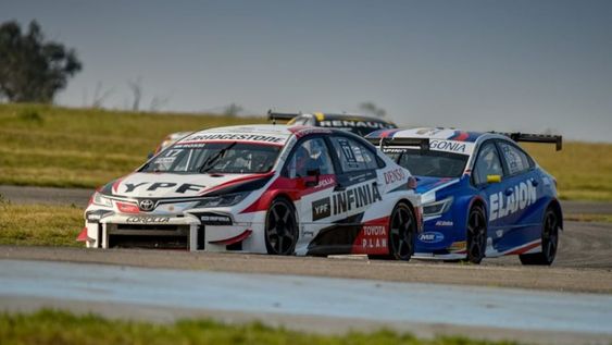 Rossi se mantiene adelante, pero Canapino acecha de cerca