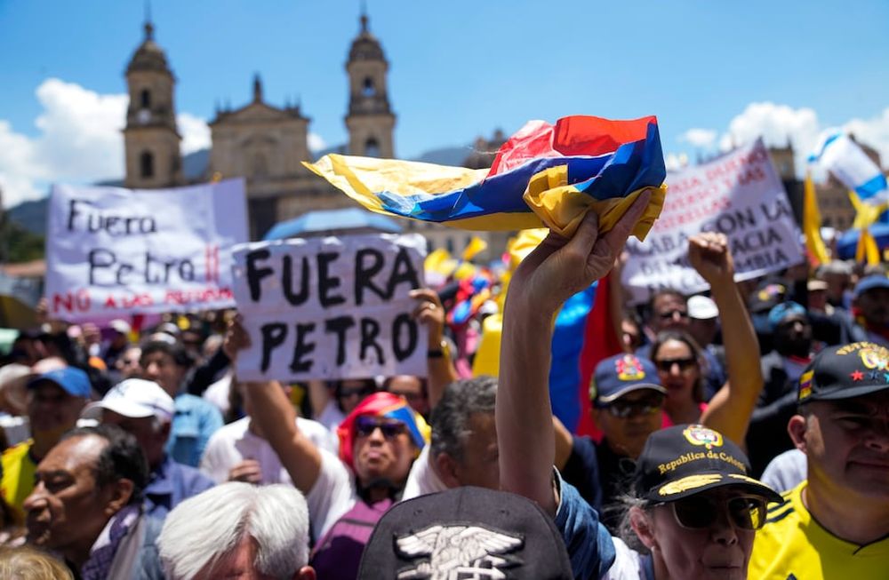 Manifestantes de oposición se concentran en la plaza de Bolívar contra las reformas impulsadas por el gobierno del presidente, Gustavo Petro, en Bogotá, Colombia, el miércoles 6 de marzo de 2024. (AP Foto/Fernando Vergara)