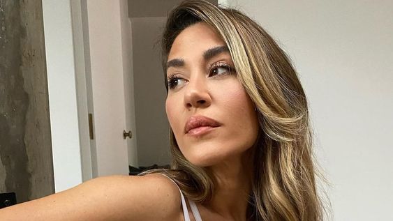 El saludo mañanero de Jimena Barón con un top blanco que apenas la cubre